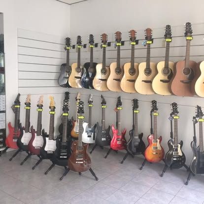 Le mur de guitares du premier local